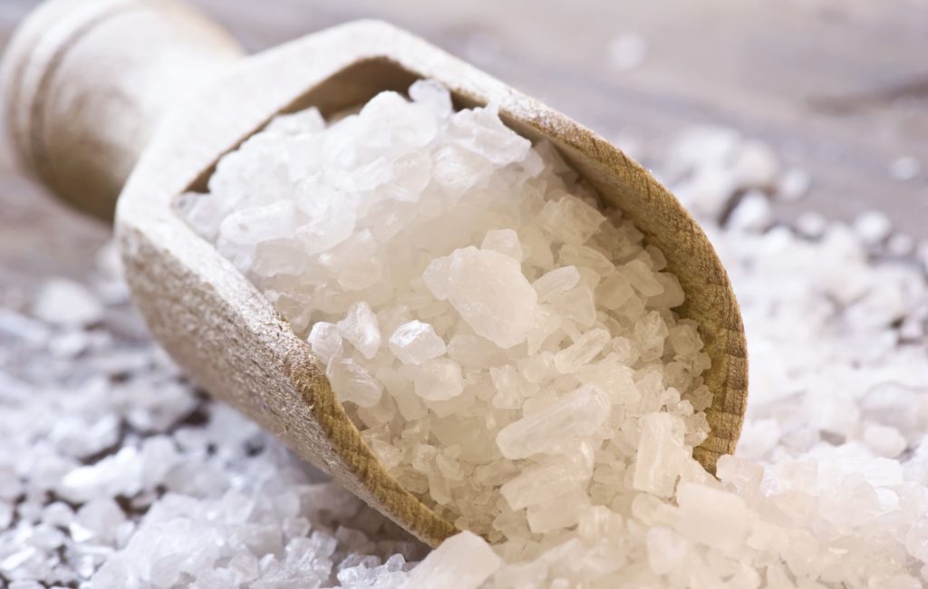 Морская соль эффективно восстанавливает природный баланс кожи головы