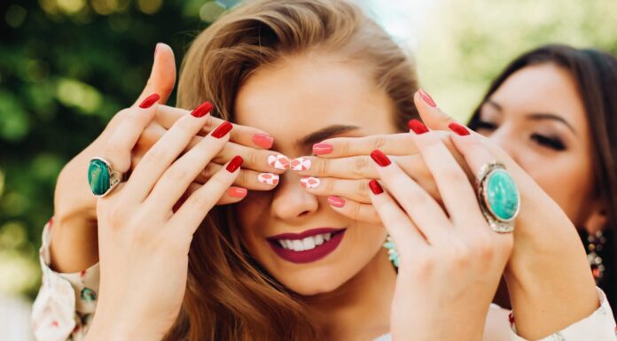 Маникюр и педикюр: какие процедуры проводят в современной студии, чем занимается подолог в маникюрном кабинете и что входит в СПА