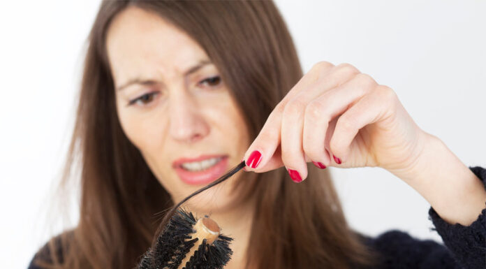 Как женщинам справиться с выпадением волос