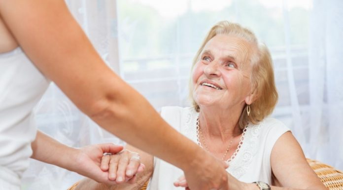 Услуги сиделки: как правильно заботиться о пожилых
