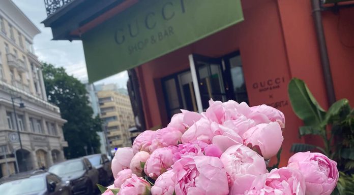 Радость девушке: сезонные цветы для сборного букета