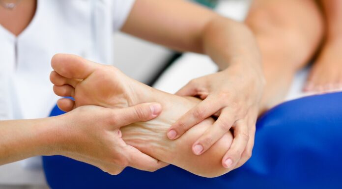 Сравнение домашнего и профессионального лечения натоптышей