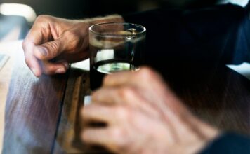 Вывод из запоя капельницей: безопасный способ детоксикации организма