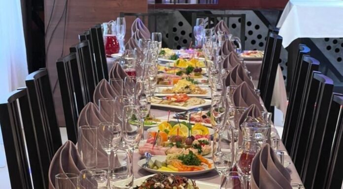 Доставка фуршета и банкета под ключ: как организовать идеальное выездное угощение для любого мероприятия